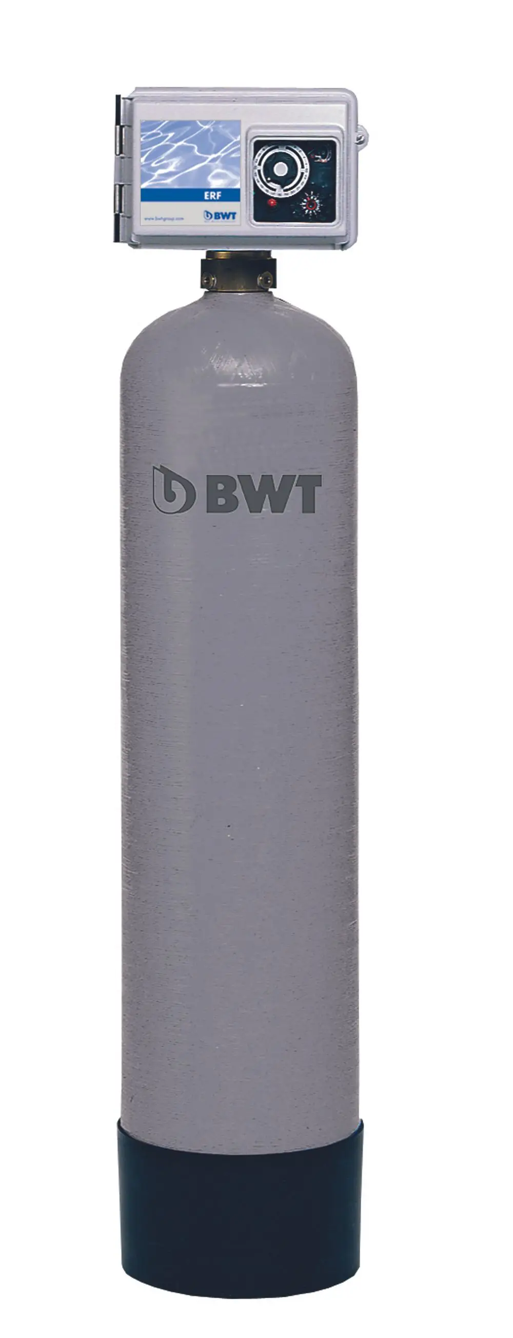 Inoxfarbener Zylinder mit BWT-Logo, ausgestattet mit Steuergerät zur Wasseraufbereitung. Oben befindet sich ein Kontrollpanel.
